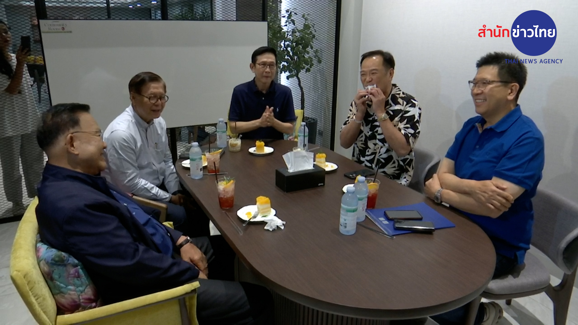“อนุทิน”-โชว์ตัวว่าที่-รมต.ทีมเศรษฐกิจ-ล้อมวงกินเค้กส้ม