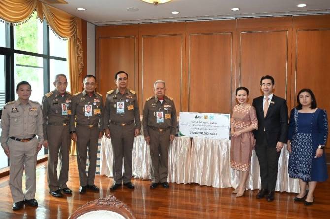 “ประธานองคมนตรี”-รับมอบนมยูเอชที-จำนวน-150,012-กล่อง-จากกลุ่มบีเจซี-บิ๊กซี-เพื่อมอบแก่นักเรียนในโรงเรียนโครงการกองทุนการศึกษา