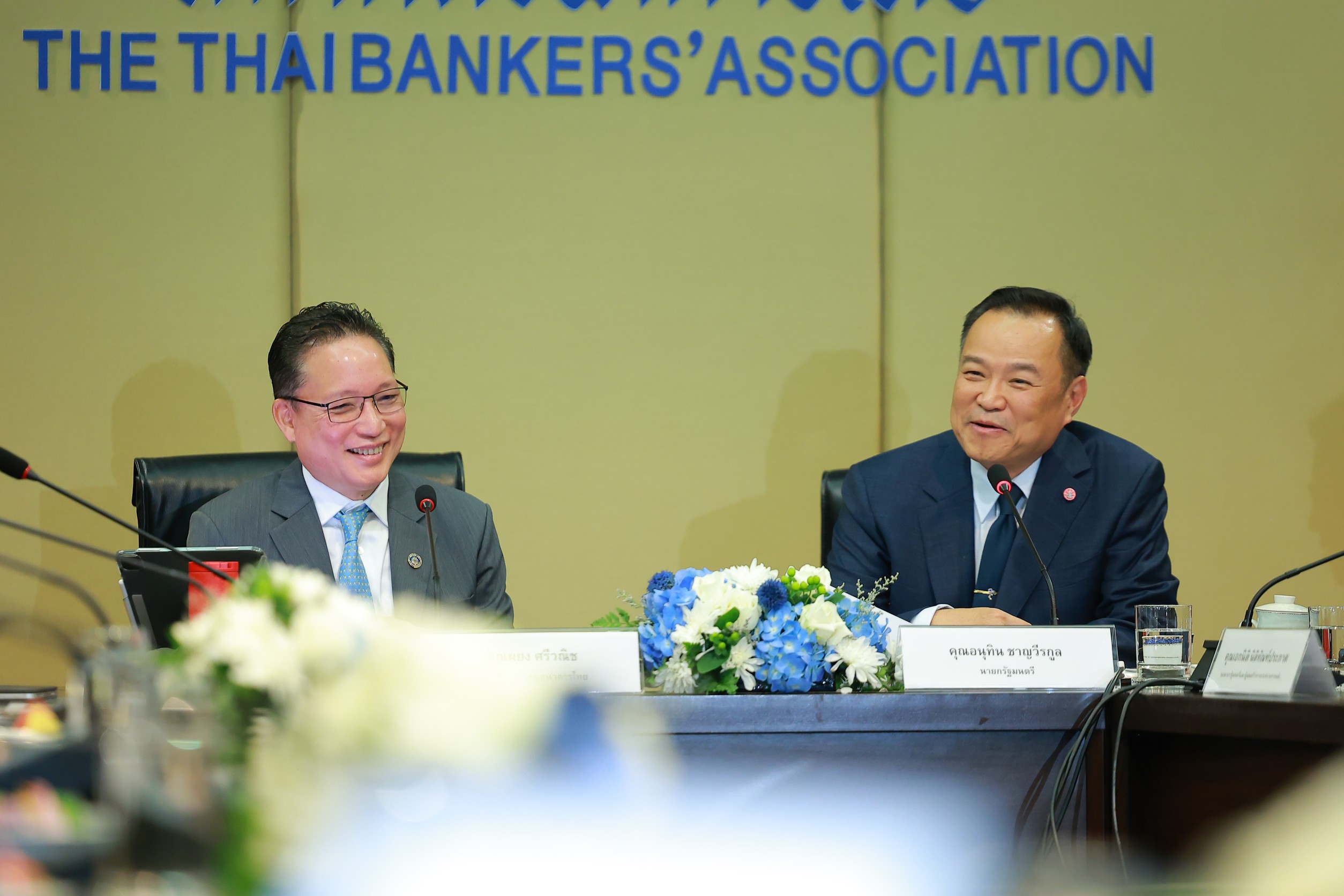 นายกฯ-นำทีมเศรษฐกิจหารือสมาคมธนาคารไทย-เร่งแก้หนี้-เพิ่มสภาพคล่อง-ตั้งทีมดูแลเงินไหลเข้าส่งผลบาทแข็ง-:-อินโฟเควสท์