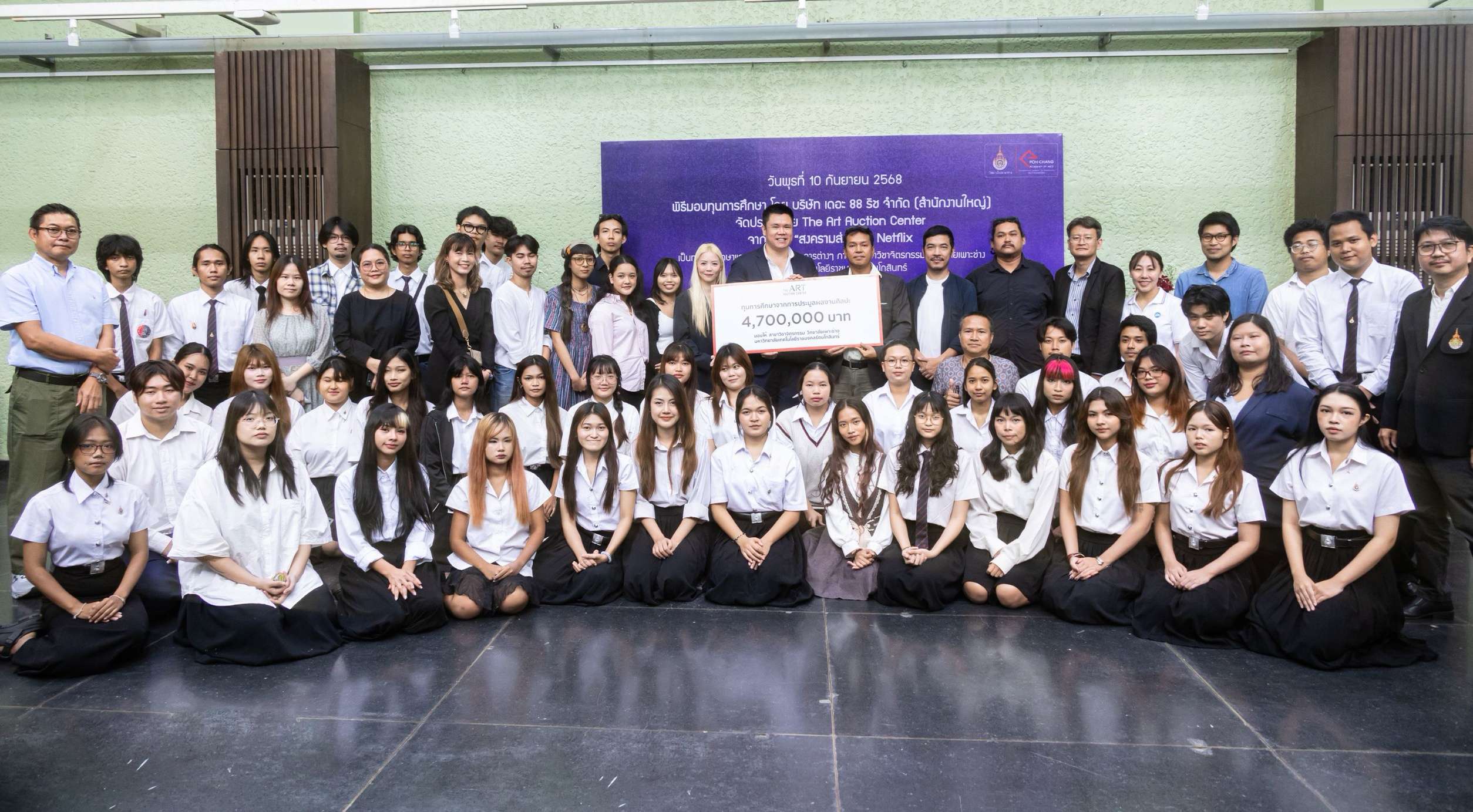 ปิดประมูล 2 ภาพวาดประกอบฉากในซีรีส์ “สงครามส่งด่วน”สู่การมอบทุนการศึกษา 7.6 ล้านบาท