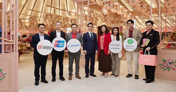 CRC กลุ่มห้างสรรพสินค้าเซ็นทรัล ในเครือเซ็นทรัล รีเทล ผนึกบิ๊กพาร์ทเนอร์จีน ส่งแคมเปญตรุษจีน ชูกิมมิก ‘เซียมซียักษ์’ เสริมมงคลรับปีม้าไฟ ปูพรมรับนักท่องเที่ยวจากทั่วโลก พร้อมต้อนรับคณะผู้แทนจากสถานทูตจีน ร่วมสัมผัสบรรยากาศตรุษจีนที่ห้างเซ็นทรัลและห้างโรบิ