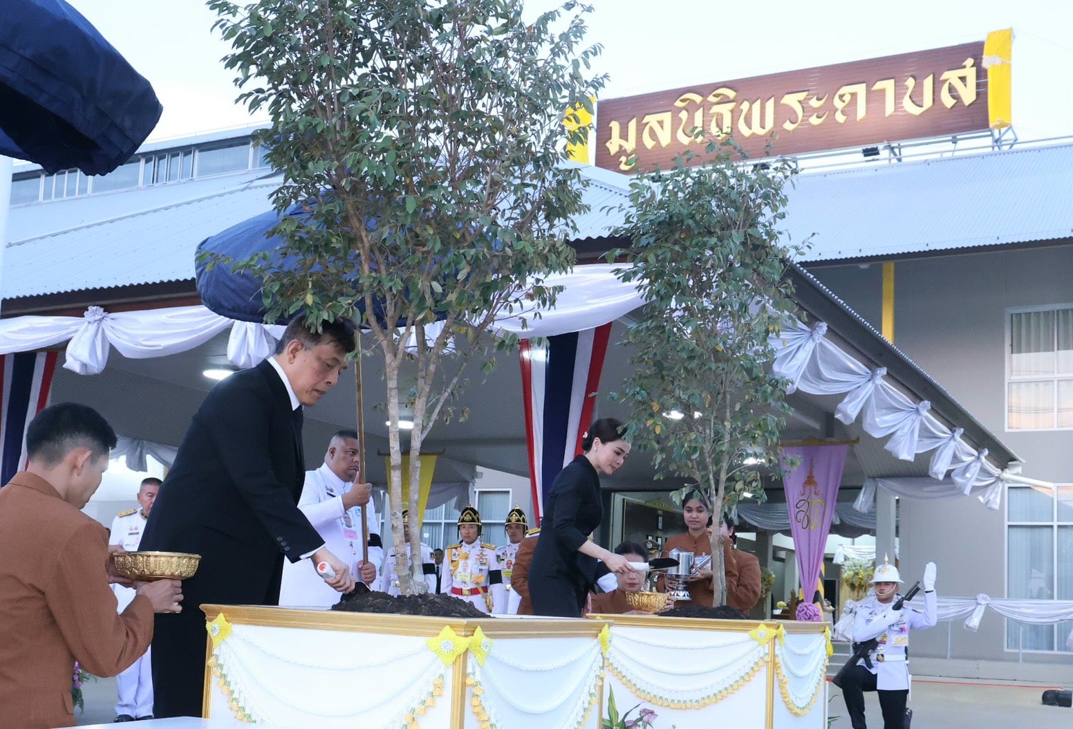 ในหลวง พระราชินี ทรงเปิดอาคารมูลนิธิพระดาบส และโรงเรียนแห่งใหม่