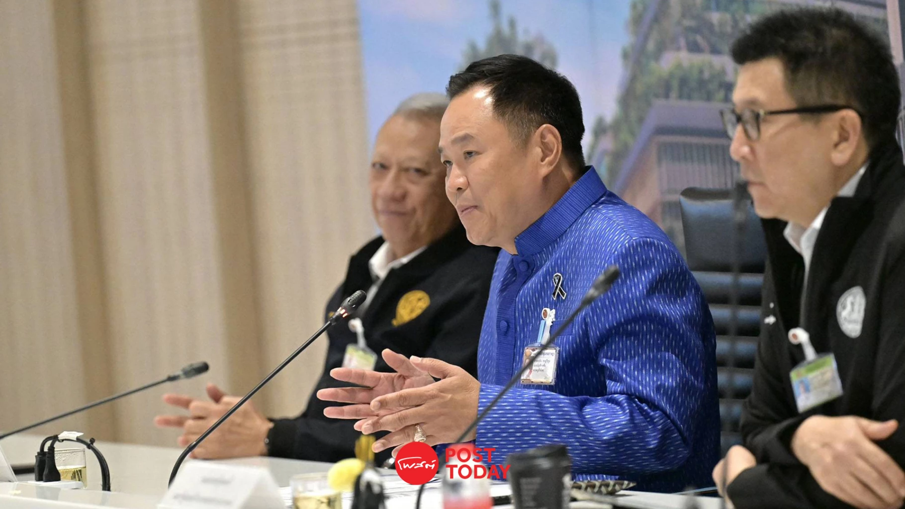 อนุทินยกเลิกงานด่วน-เรียกทีมเศรษฐกิจถกวิกฤตพลังงานที่ทำเนียบรัฐบาล