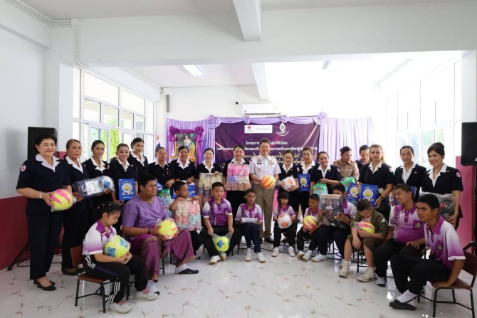 ผู้ว่าฯกระบี่-พร้อมนายกเหล่ากาชาดฯ-ร่วมเลี้ยงอาหารกลางวันน้อง-ๆ-นักเรียน-ศูนย์การศึกษาพิเศษฯ-กระบี่-พร้อมมอบของจำเป็น-และสนับสนุนงบฯ-ทำโรงเรือนปลูกผักฯ-กว่า-5-หมื่นบาท