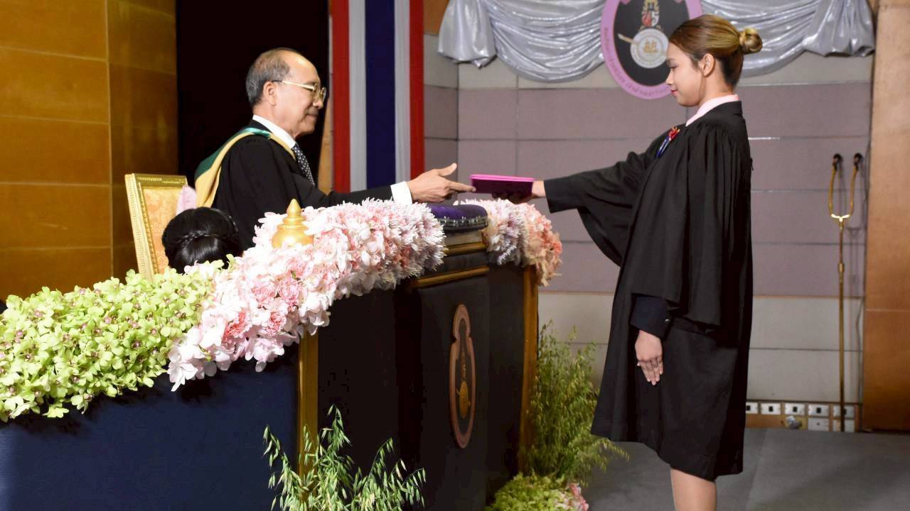 พิธีประทานทุน-“สมเด็จเจ้าฟ้า”-ปีที่-14-และประทานประกาศนียบัตรแก่ผู้สำเร็จการศึกษา-ประจำปีการศึกษา-2567-2568-|-เดลินิวส์
