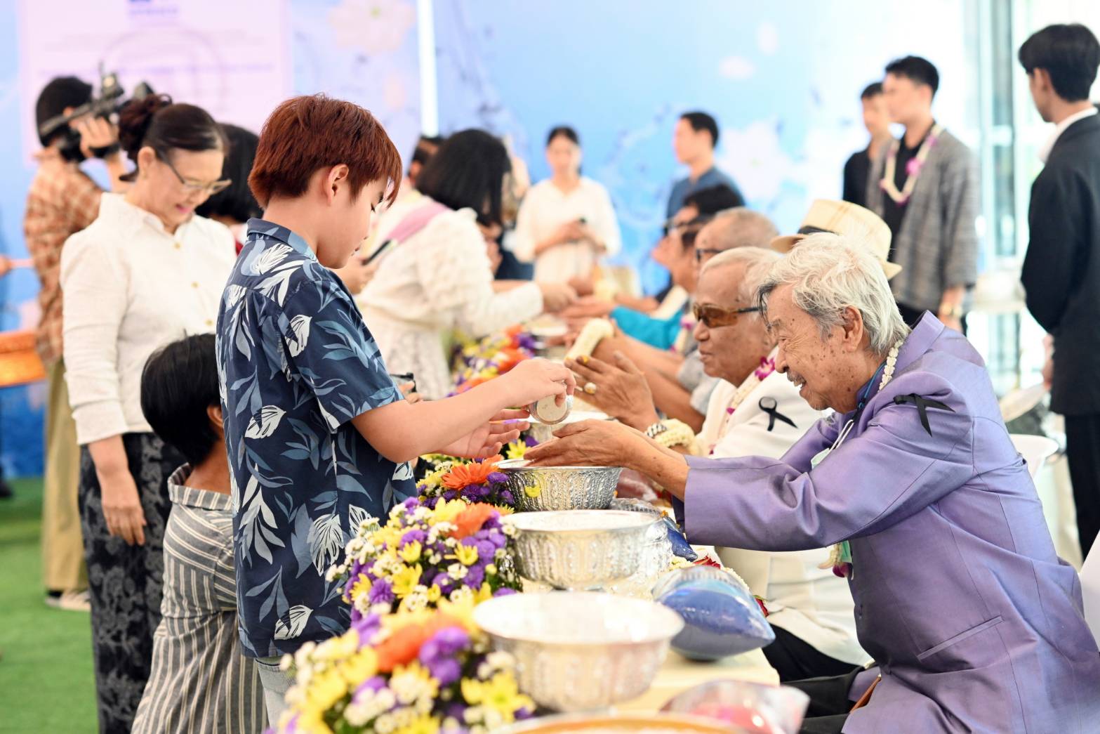 ‘รดน้ำขอพร’แบบอย่างการสืบสานประเพณีสงกรานต์