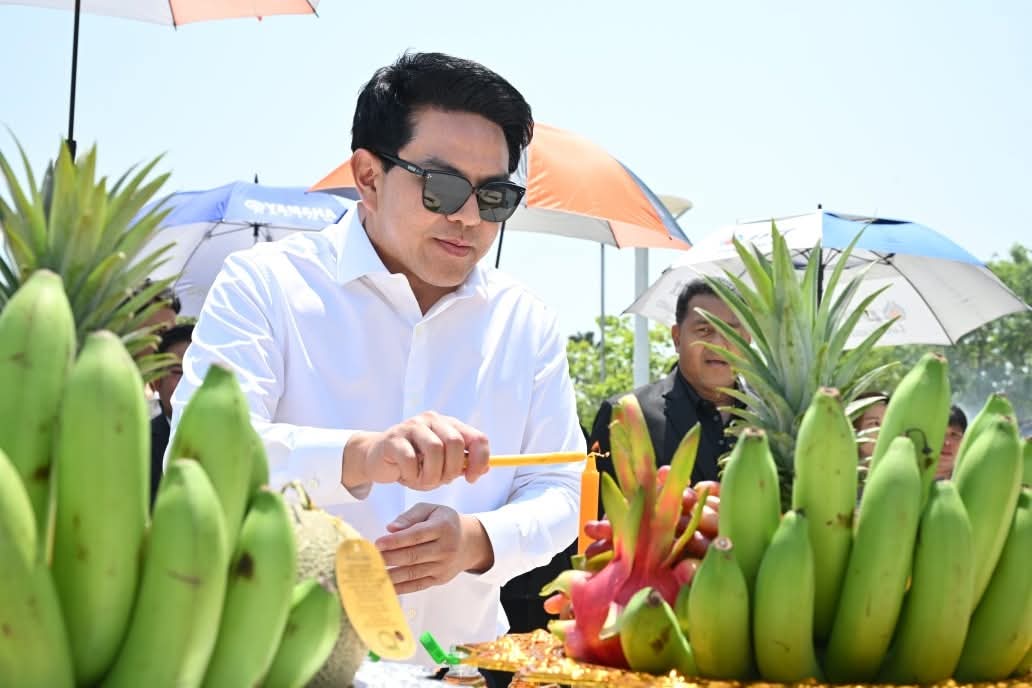 รมต.กีฬา’สุรศักดิ์’-นำทีมสักการะสิ่งศักดิ์สิทธิ์กระทรวงฯ-เสริมสิริมงคลเริ่มงานวันแรก
