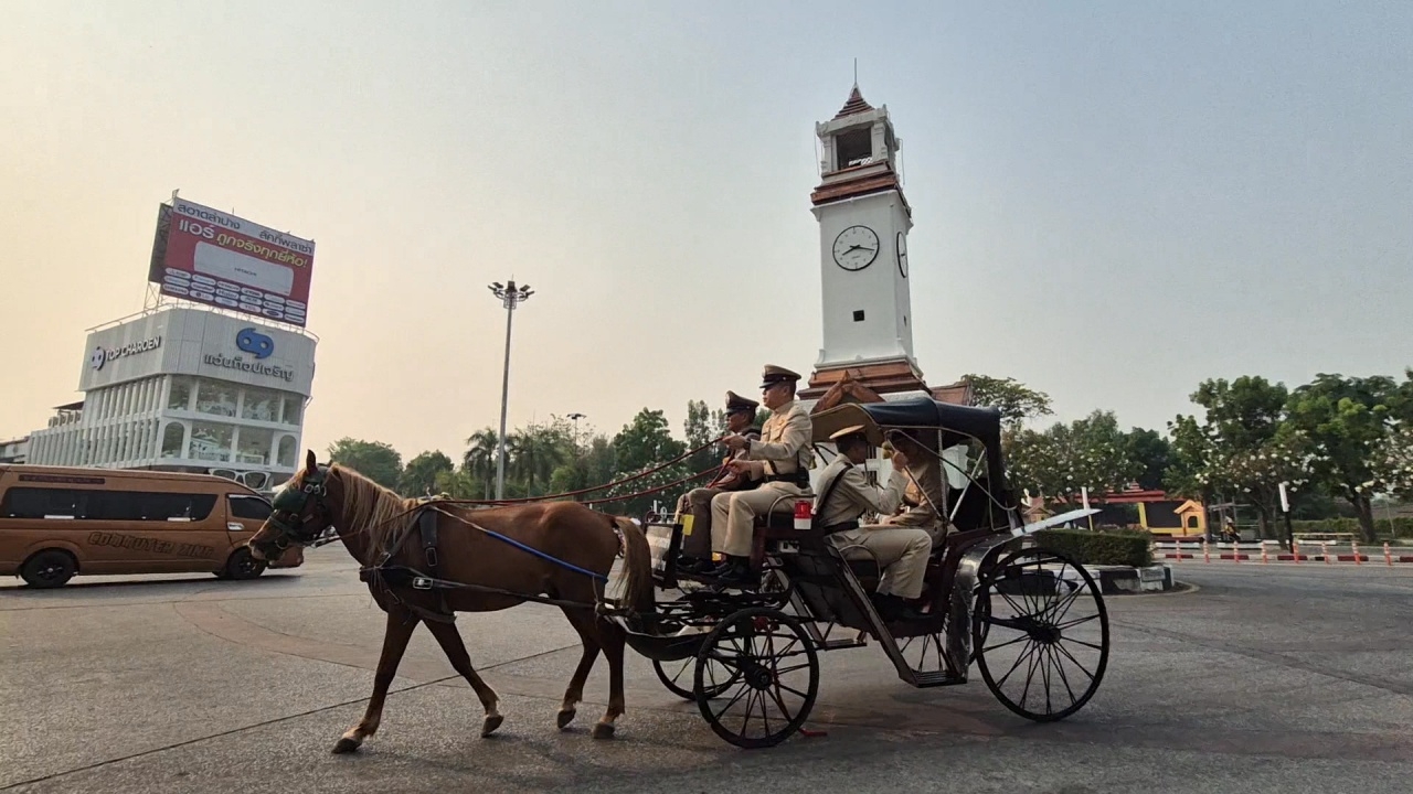 ตำรวจลำปาง-ปรับตัวในยุคน้ำมันแพง-ใช้รถม้าทำรถสายตรวจ-ส่งเสริมการท่องเที่ยว