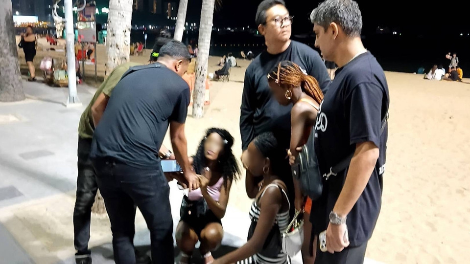 ตร.ท่องเที่ยวพัทยา-จับ-16-สาวต่างชาติค้าประเวณีกลางชายหาดชื่อดัง