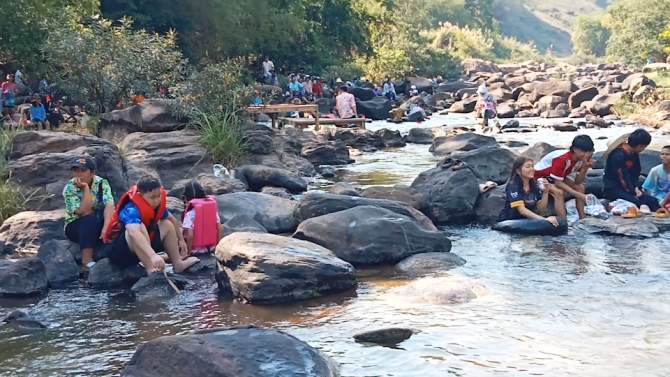 แหล่งท่องเที่ยวใหม่อำเภอด่านซ้าย-“แก่งเข็ม”-เล่นน้ำคลายร้อนริมชายแดนไทย-ลาว