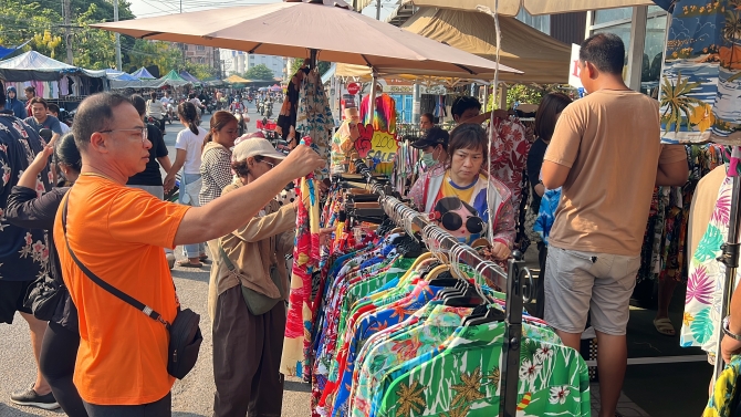 แห่ช้อปก่อนเล่นน้ำเสื้อมัดย้อม-20-บาท-ถูกจริงไม่จกตาสวนกระแสเศรษฐกิจแย่