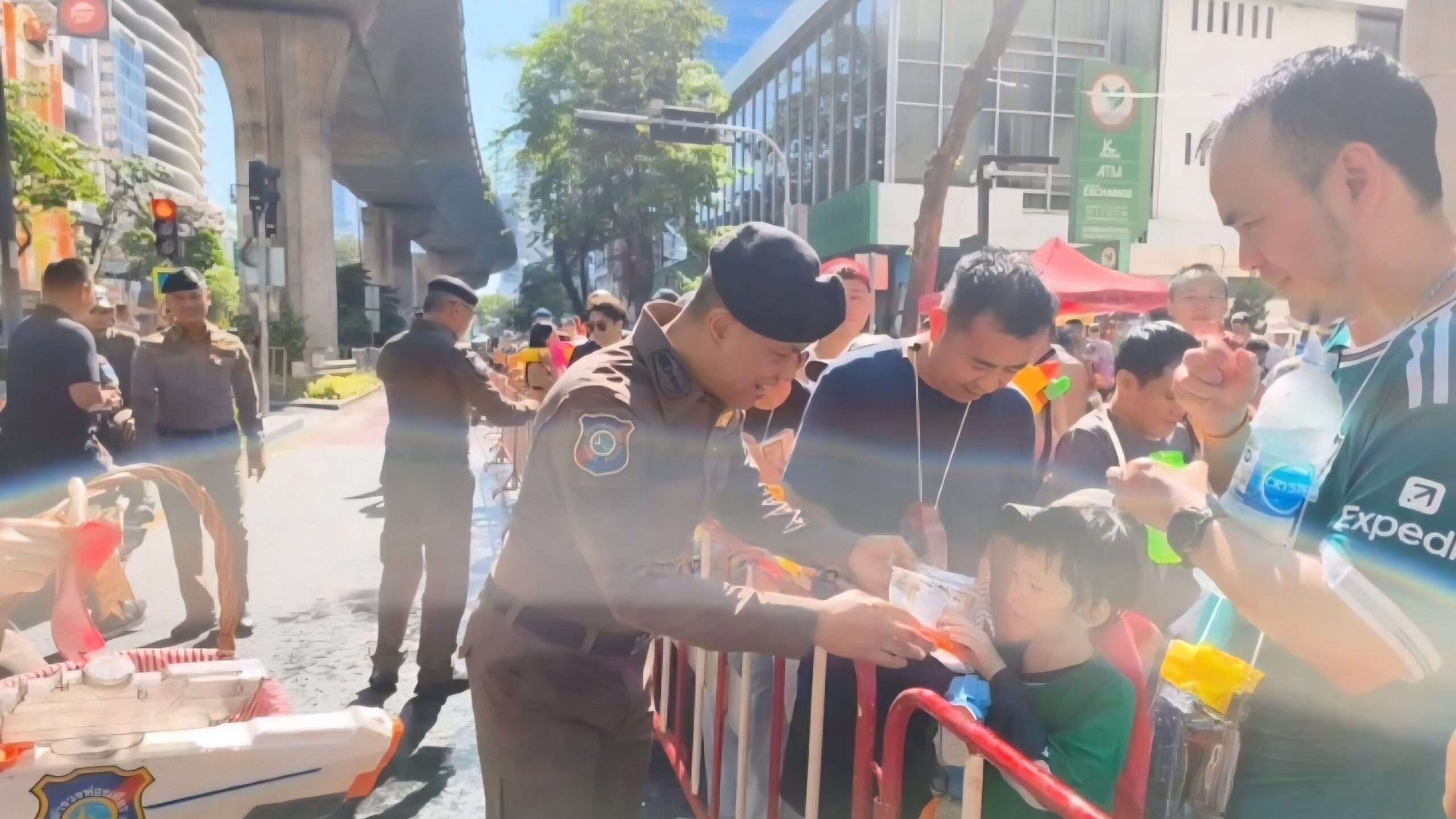ผู้บัญชาการตำรวจท่องเที่ยว-ลงพื้นที่ถนนสีลม-ข้าวสาร-ตรวจเยี่ยมการดูแลความปลอดภัยนักท่องเที่ยว-พื้นที่จัดงานเทศกาลสงกรานต์-สีลม-ข้าวสาร