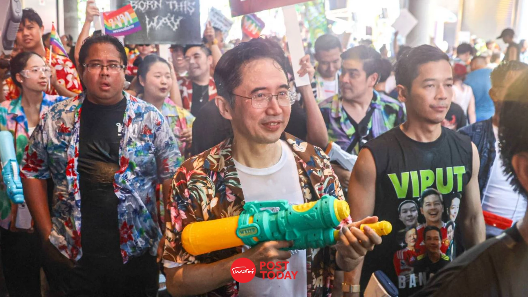 “ยศชนัน”-สวมเสื้อลายดอก-ร่วมเล่นน้ำฉลองสงกรานต์สีลม-กระตุ้นเศรษฐกิจ