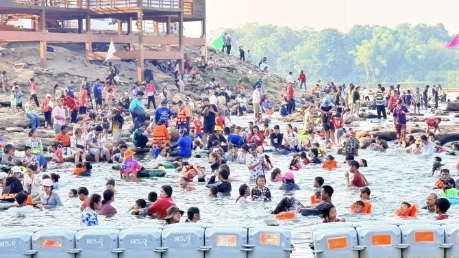 สงกรานต์อุบลฯ-คึกสุดในรอบปี-คนทะลักถนนสรรพสิทธิ์-เล่นน้ำไม่หยุด