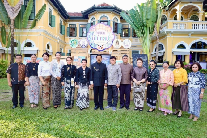 ภูเก็ตเดินหน้าขับเคลื่อน-“ทุนวัฒนธรรม”-รวมพลังศิลปินภูเก็ต-สะท้อนอัตลักษณ์ศิลป์ร่วมสมัย-เปิดแหล่งเรียนรู้-แหล่งท่องเที่ยว-และบ้านศิลปิน-ยกระดับสู่การท่องเที่ยวเชิงสร้างสรรค์