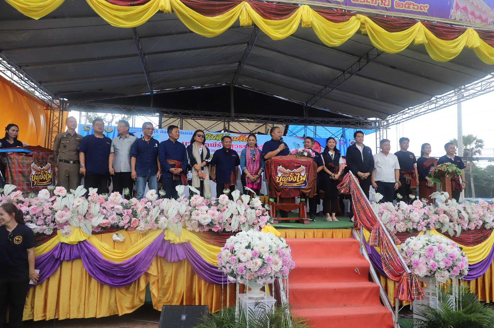 รมช.มหาดไทย-ชมการจุดบั้งไฟขอฝน-ในงานบุญบั้งไฟอำเภอรัตนบุรี​-จังหวัด​สุรินทร์​