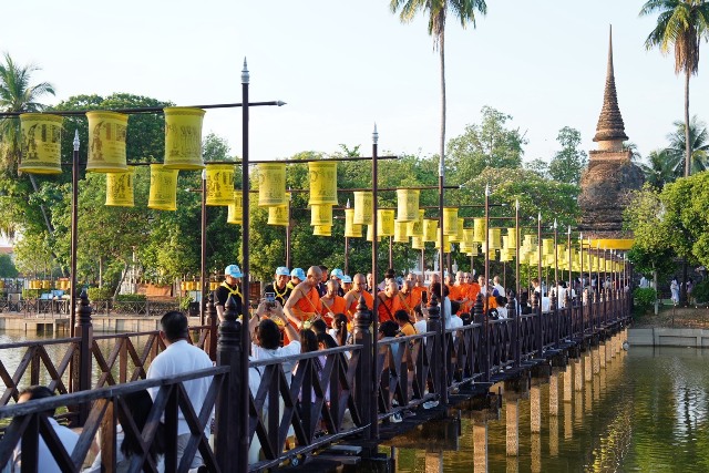 ศน.-จัดกิจกรรม-ครอบครัวหิ้วตะกร้า-ศรัทธาอิ่มบุญ-อุดหนุนชุมชน-“ตักบาตรสะพานบุญ-รับอรุณสุโขทัย”
