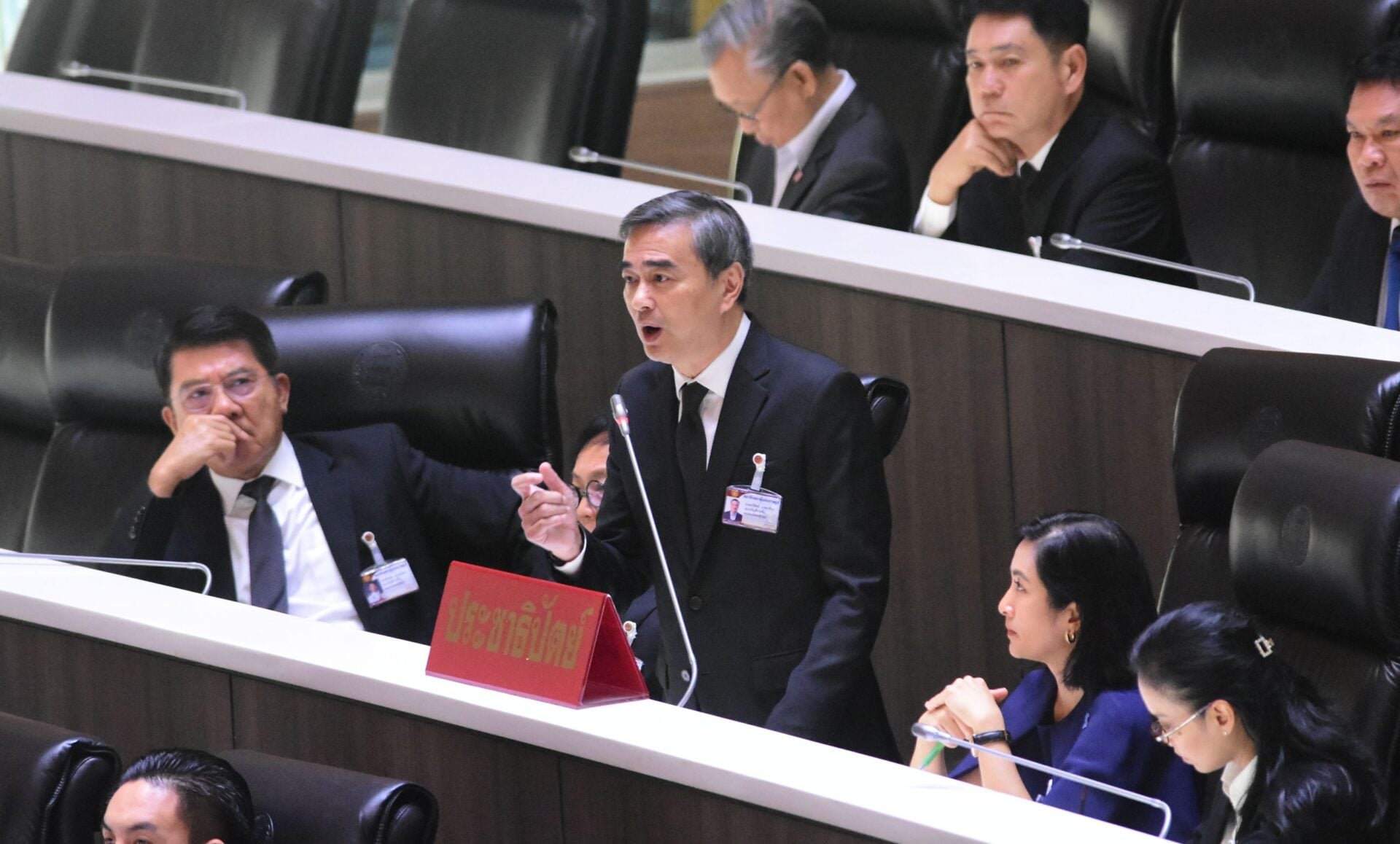 ‘อภิสิทธิ์’-จี้รัฐบาลลดภาษีสรรพสามิตน้ำมัน-เก็บกำไรลาภลอยโรงกลั่น-แทนกู้เงิน-4-แสนล้าน