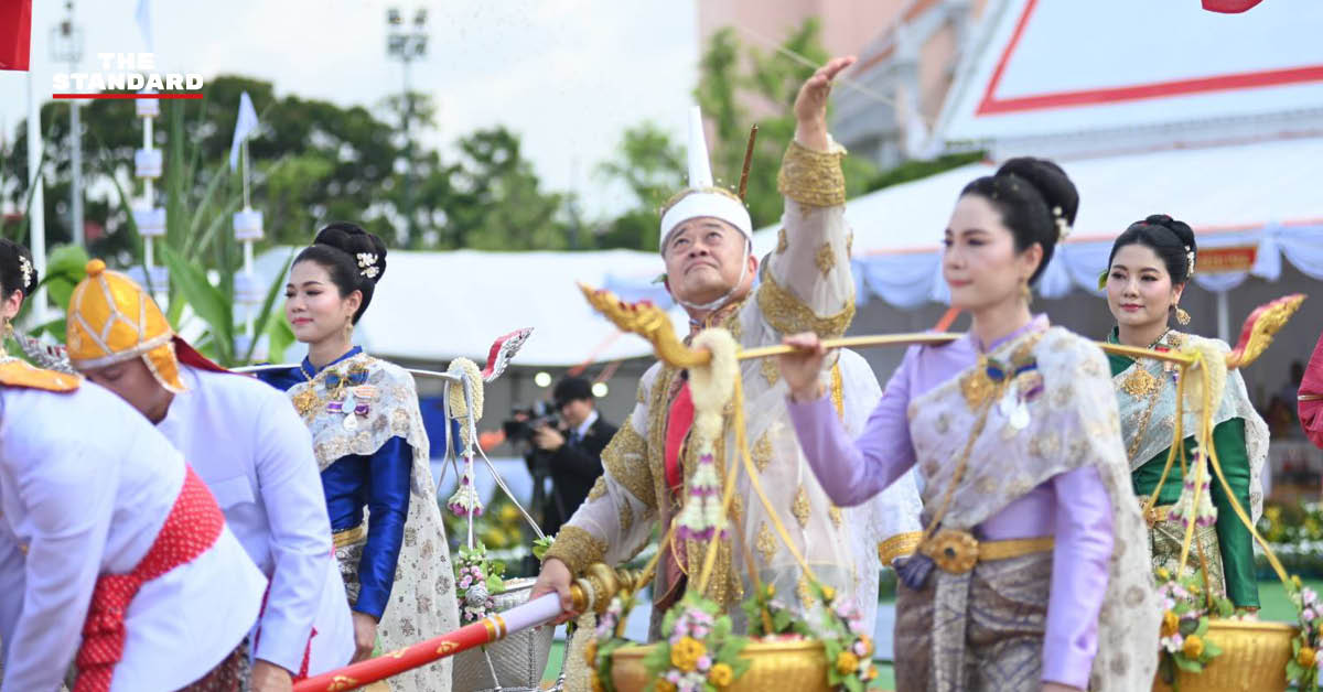 ​​พระยาแรกนาเสี่ยงทายได้ผ้านุ่ง-6-คืบ-ทำนายน้ำจะน้อย-ได้ผลไม่เต็มที่-ส่วนพระโคกินถั่ว-น้ำ-หญ้า-เหล้า-ค้าขาย-ตปท.-ดีขึ้น-เศรษฐกิจรุ่งเรือง