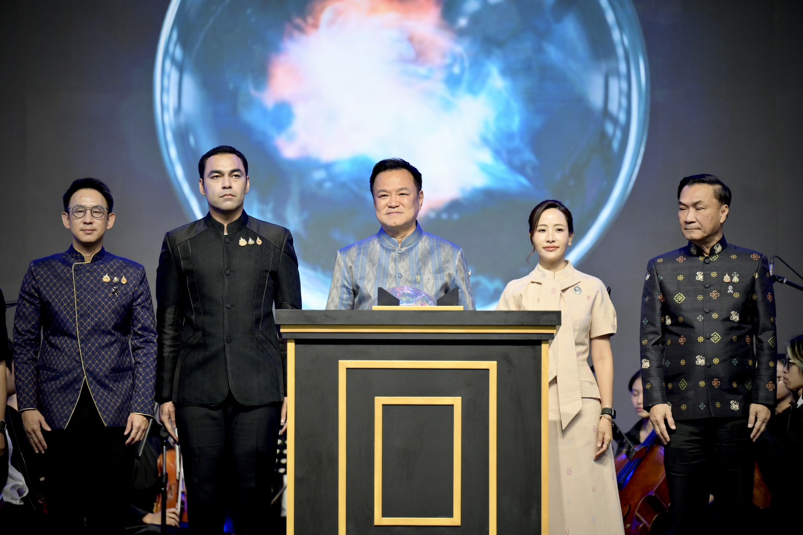 “นายกฯ อนุทิน” เปิดงาน OTOP 2569 ชวนใช้สิทธิ “ไทยช่วยไทย พลัส” ช้อปของดีชุมชน ดันภูมิปัญญาท้องถิ่นสู่เศรษฐกิจสร้างสรรค์ – พรรคภูมิใจไทย : พูดแล้วทำ