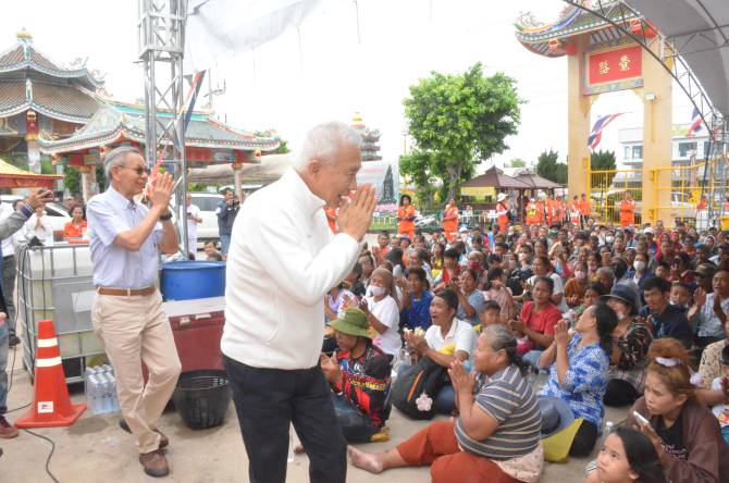 โคราชแจกทานทิ้งกระจาด 4,000 คน “สุวัจน์” มอบกำลังใจสู้เศรษฐกิจ