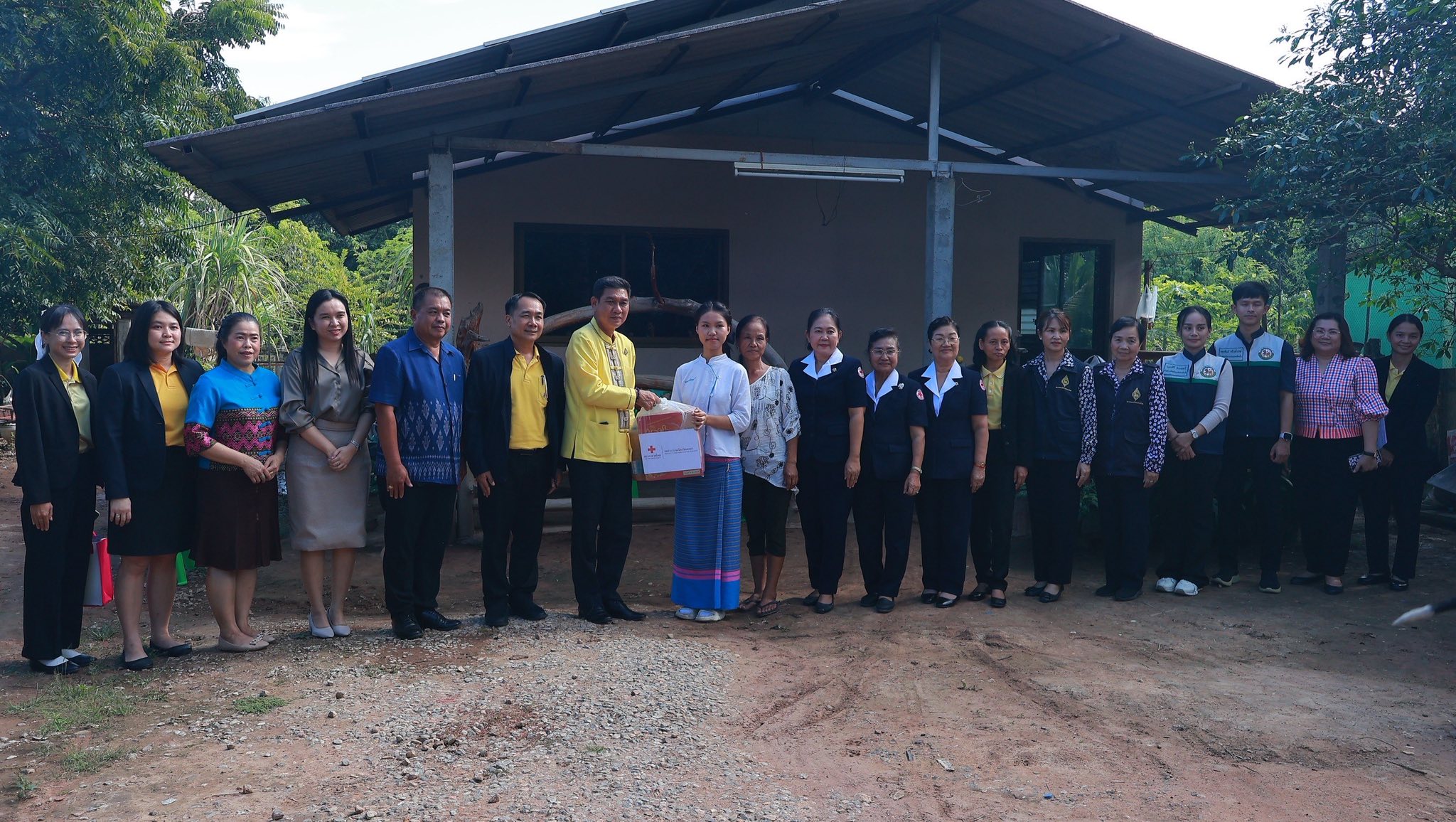 ผู้ว่าราชการจังหวัดพะเยา-นำคณะลงพื้นที่ตรวจเยี่ยมนักเรียนทุนพระราชทาน-มทศ.