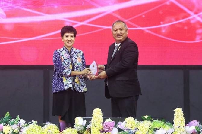 กองทุนเพื่อความเสมอภาคทางการศึกษา-ได้รับโล่เชิดชูเกียรติ-จากสำนักงานคณะกรรมการการอาชีวศึกษา-ในฐานะหน่วยงานสนับสนุนการเสริมสร้างกำลังคนคุณภาพให้แก่ประเทศ