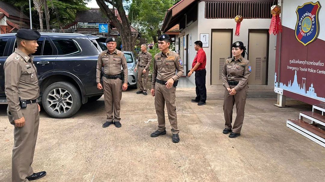 ผู้การฯน่านเยี่ยมตร.ท่องเที่ยวหลังน้ำท่วม-พร้อมมอบตู้เย็นใหม่-อบอุ่นใจกลางเมือง