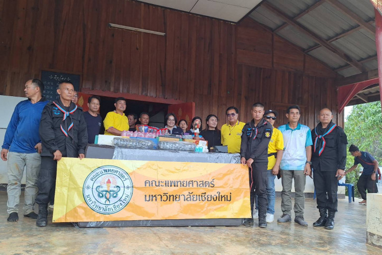 มูลนิธิรพ.สวนดอก ร่วมกับสมาคมธุรกิจท่องเที่ยวแม่ฮ่องสอน ลุยแจกของผู้ประสบภัยน้ำป่าทำบ้านพังยับ 12 หลัง