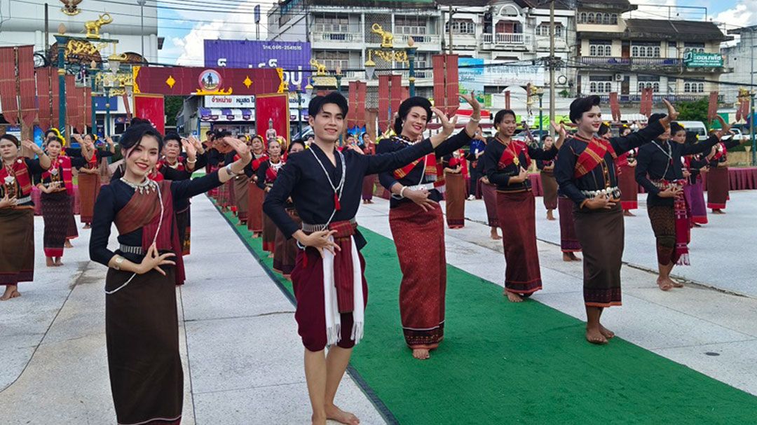 ศรีสะเกษจัดใหญ่!-แซนโฎนตา-บูชาหลักเมือง-ยิ่งใหญ่ด้วยขบวนแห่และแสงสีเสียงสุดอลังการ