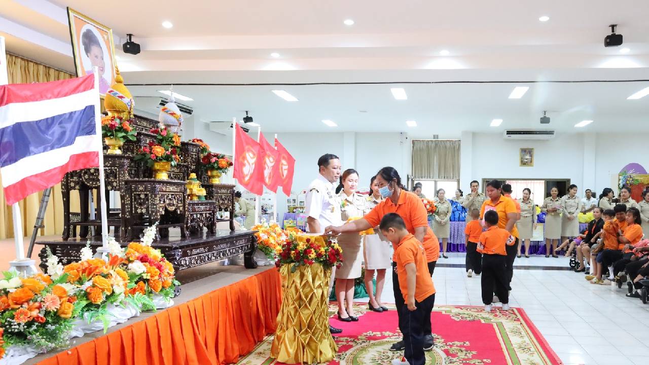 พิธีมอบทุนการศึกษา ช่วยเหลือเด็กออทิสติก-พิการทุกประเภท | เดลินิวส์