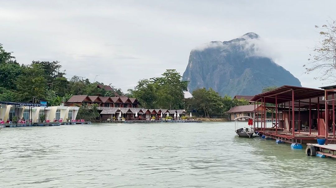 สกู๊ปพิเศษ-:-เลย-สวย-ชิว-ล่องแพน้ำหลีก-เมืองเฟือง-สปป.ลาว-ธรรมชาติใสเย็น-หมอกยามเช้า-และพระบิณฑบาตบนเรือ