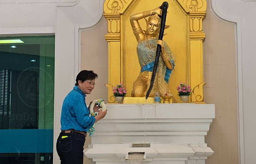 ‘คุณหญิงกัลยา’-กราบลาพระแม่ธรณี-เดินตามฝันซบ-‘พรรคไทยก้าวใหม่’-กับ-‘ดร.เอ้’