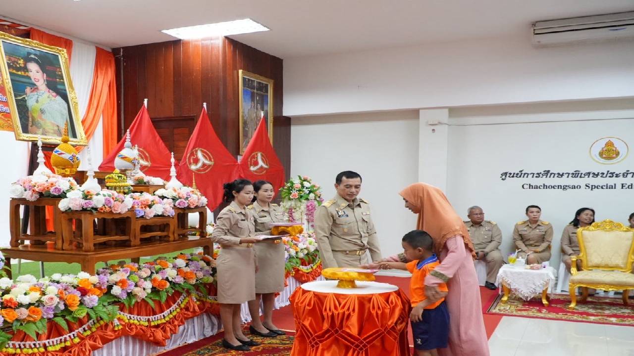 มูลนิธิคุณพุ่ม-มอบทุนการศึกษาแก่เด็กออทิสติกและเด็กพิการในมูลนิธิคุณพุ่มฉะเชิงเทรา-|-เดลินิวส์