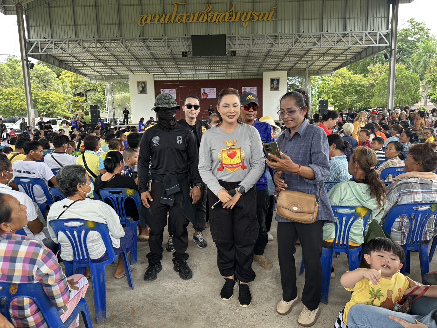 บุ๋ม-ปนัดดา-นำโครงการคืนรอยยิ้มสู่พี่น้องชายแดน-โดย-มูลนิธิองค์กรทำดีเติมเต็มความสุขและสร้างรอยยิ้มให้กับพี่น้องชาวสระแก้ว