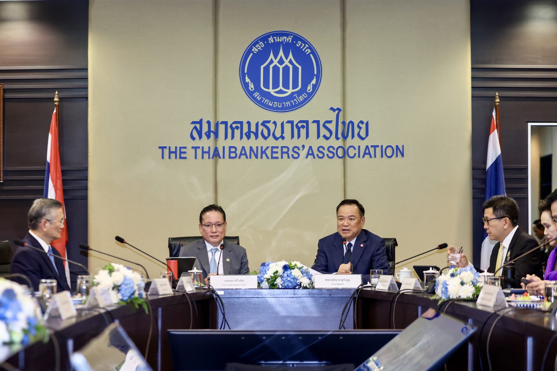 “อนุทิน”-ขนทีมเศรษฐกิจถกสมาคมธนาคารไทย