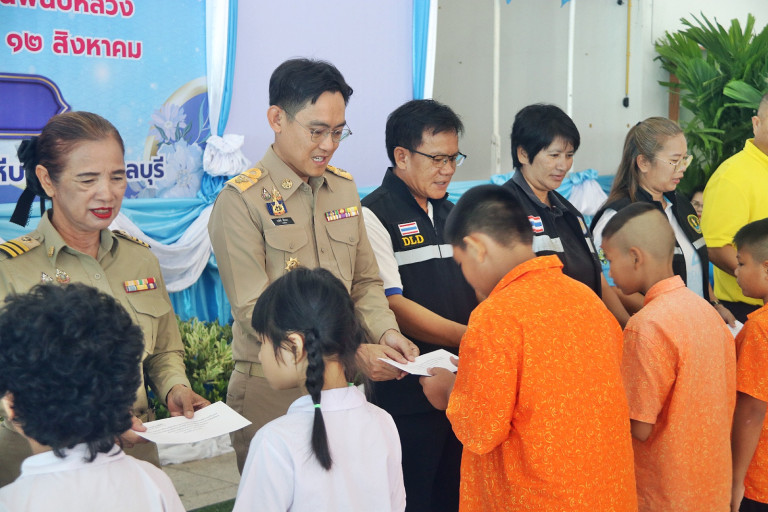 อำเภอสัตหีบ-มอบทุนการศึกษาแก่นักเรียนขาดแคลนทุนทรัพย์-ถวายเป็นพระราชกุศล