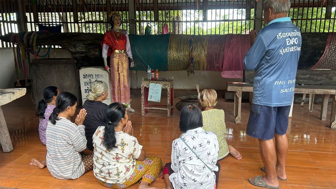 พิษเศรษฐกิจดันชาวบ้านพึ่งพิง!-แห่ขอพรเจ้าแม่ตะเคียนพันปี-หวังเสริมโชคลาภสู้ชีวิต