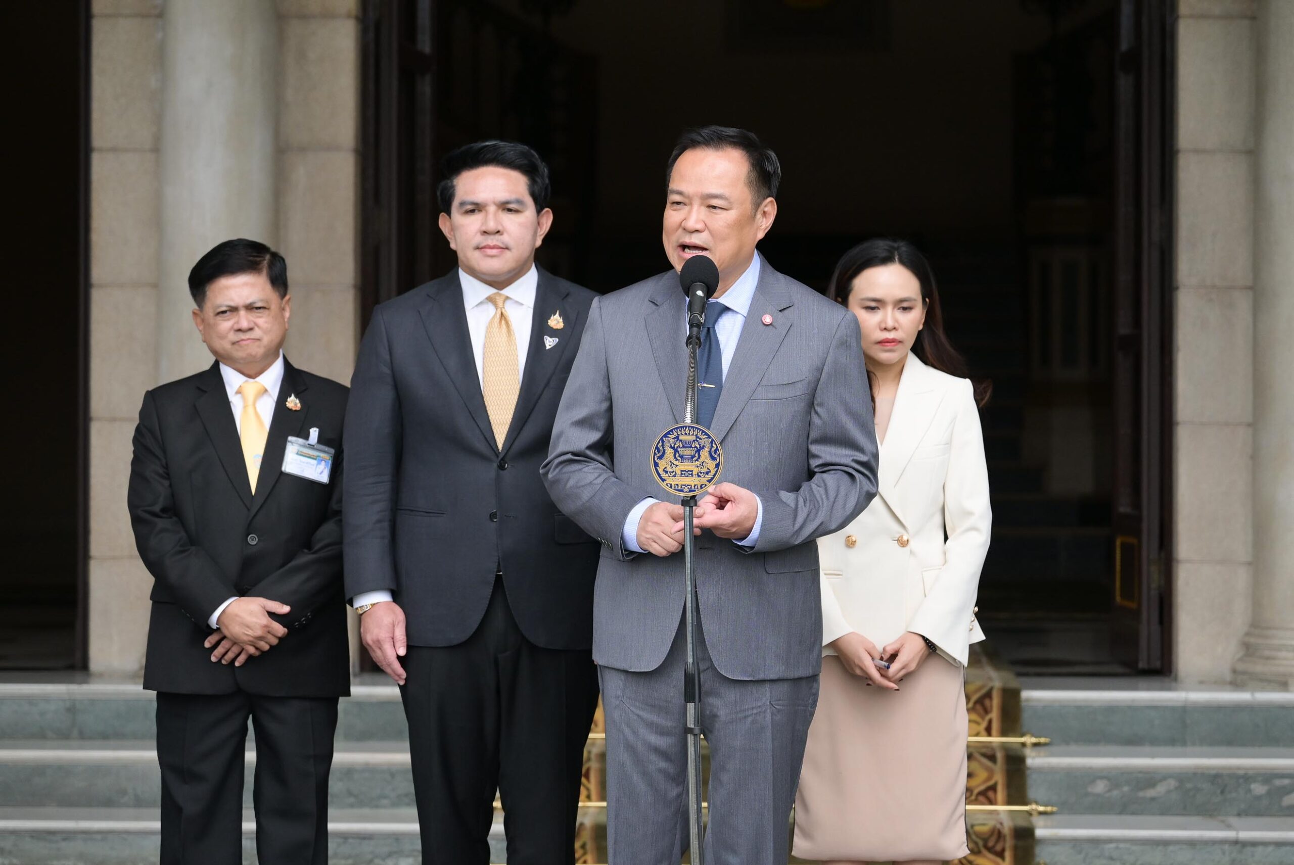 นายกรัฐมนตรีชี้แจงเดินหน้านโยบายตามคำแถลงนโยบายรัฐบาล-เร่งเสริมกำลังชายแดน-–-ฟื้นฟูเศรษฐกิจ