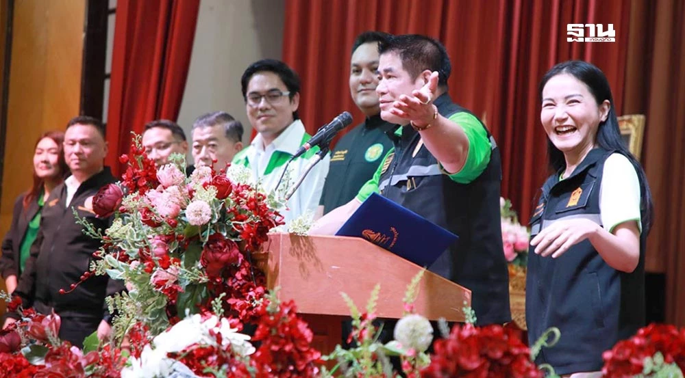 “ธรรมนัส-นฤมล”เยี่ยมโรงเรียนนนทบุรี-เร้งสร้างขวัญกำลังใจครู