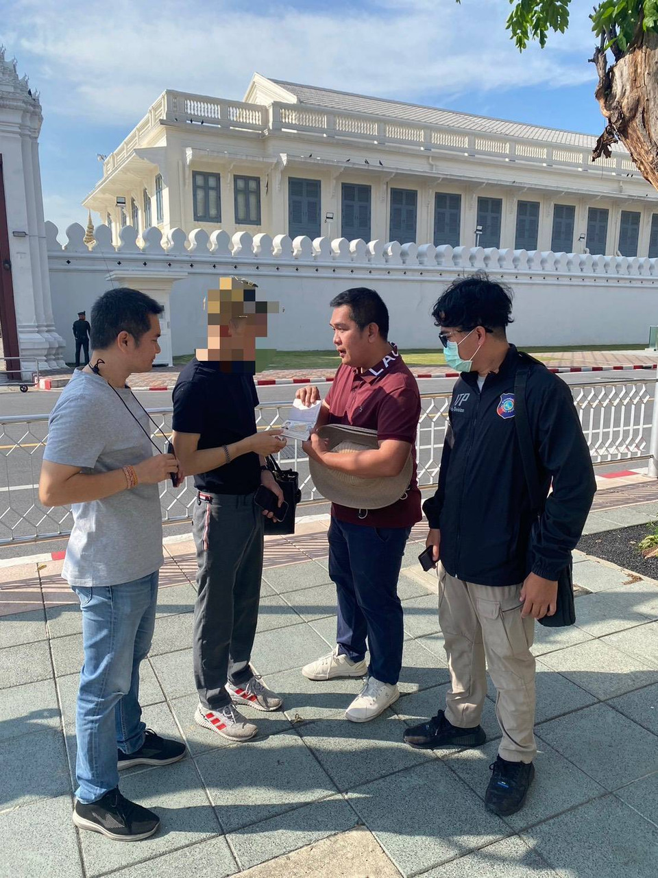 “ตำรวจท่องเที่ยว”-รวบ-“ไกด์เถื่อนชาวจีน”-นำเที่ยววัดพระแก้วฯ