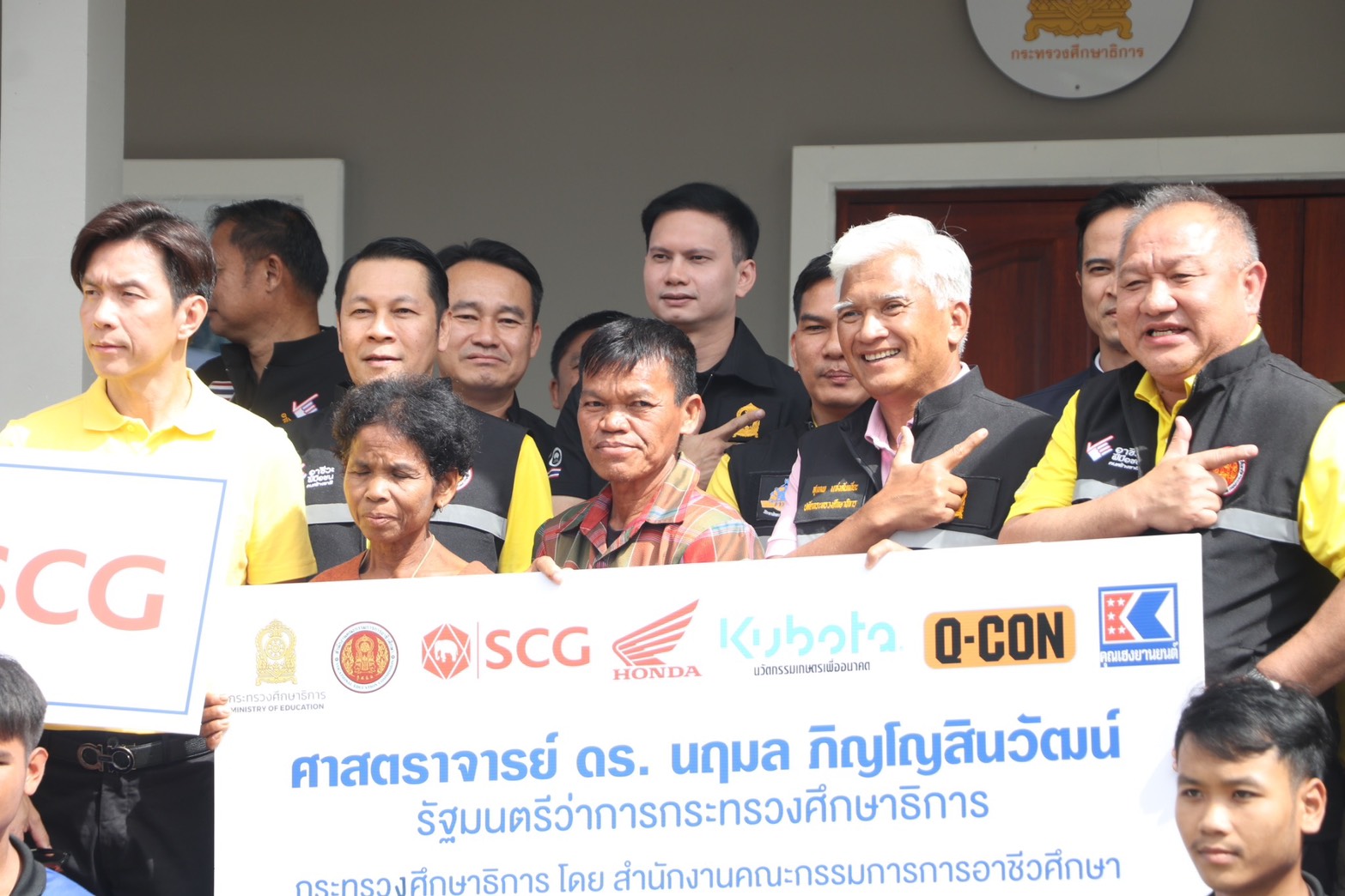 ปลัดกระทรวงศึกษาธิการ-เปิดกิจกรรม-fix-it-จิตอาสาและการส่งมอบบ้านพักอาศัย-รถจักรยานยนต์-และรถแทรคเตอร์ให้กับครอบครัวนักเรียน-ที่ได้รับผลกระทบจากเหตุการณ์ความไม่สงบชายแดนไทย-กัมพูชา- อกาบเชิง-จ.สุรินทร์ 