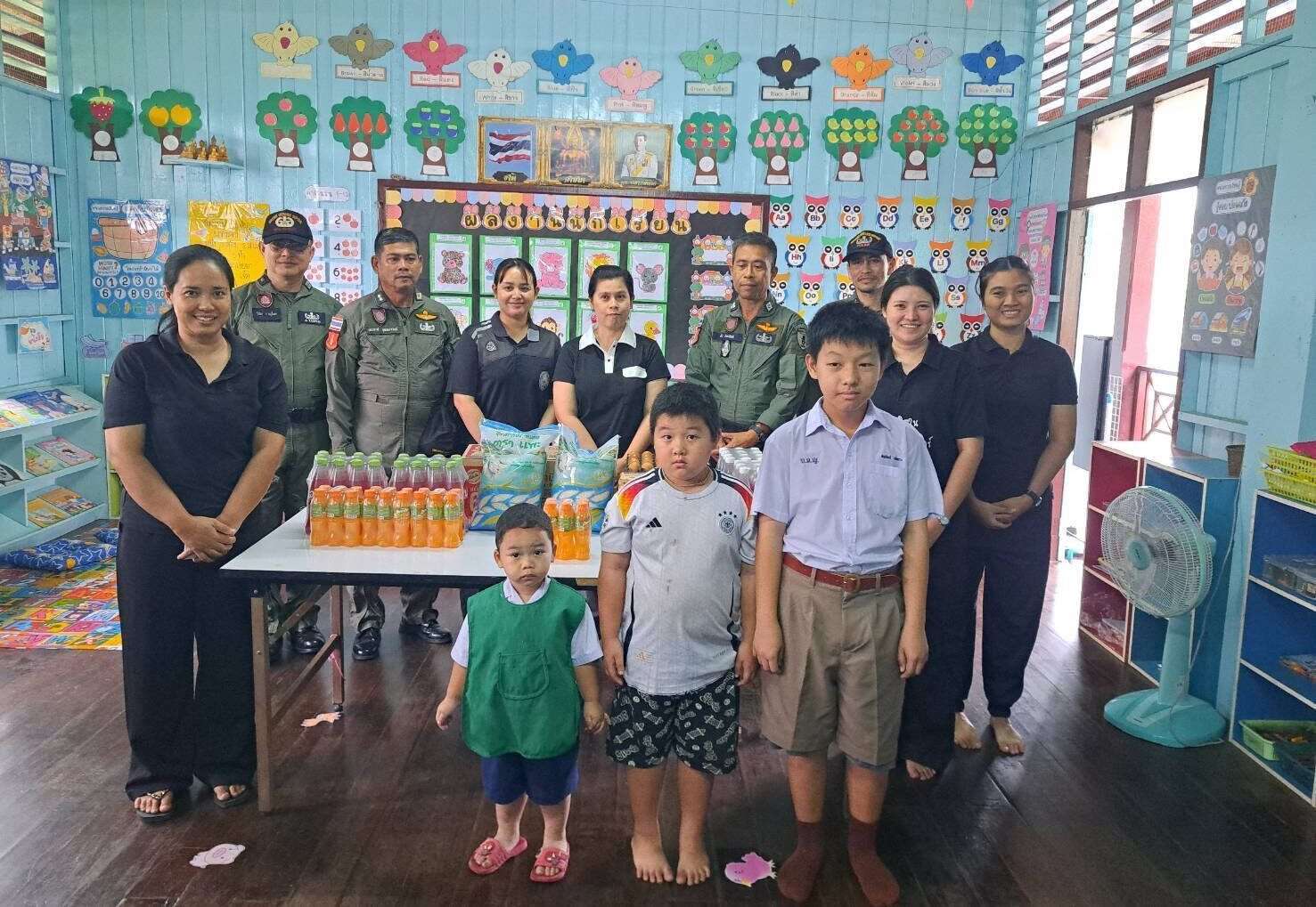 “ธารน้ำใจพี่สู่น้องด้วยห่วงใย”-ตำรวจสมุทรสงครามมอบสิ่งของและทุนการศึกษาให้นักเรียนบางนางลี่ใหญ่