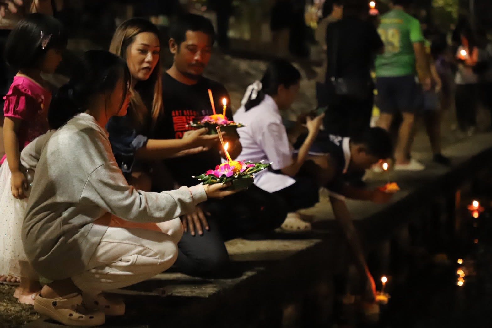 ชาวสุรินทร์ร่วมสืบสานประเพณีลอยกระทง-ประจำปี-2568-น้อมรำลึกในพระมหากรุณาธิคุณ-สมเด็จพระนางเจ้าสิริกิติ์-พระบรมราชินีนาถ-พระบรมราชชนนีพันปีหลวง-พร้อมส่งเสริมเศรษฐกิจคึกคักด้วยโครงการ-“คนละครึ่งพลัส”
