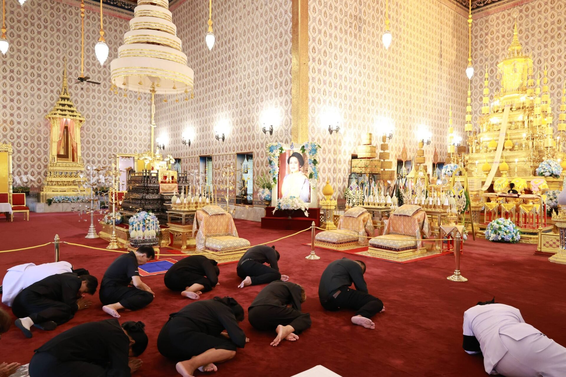 ปชช.-กราบถวายบังคมพระบรมศพ-ณ-พระที่นั่งดุสิตมหาปราสาท-วันแรก-8,370-คน