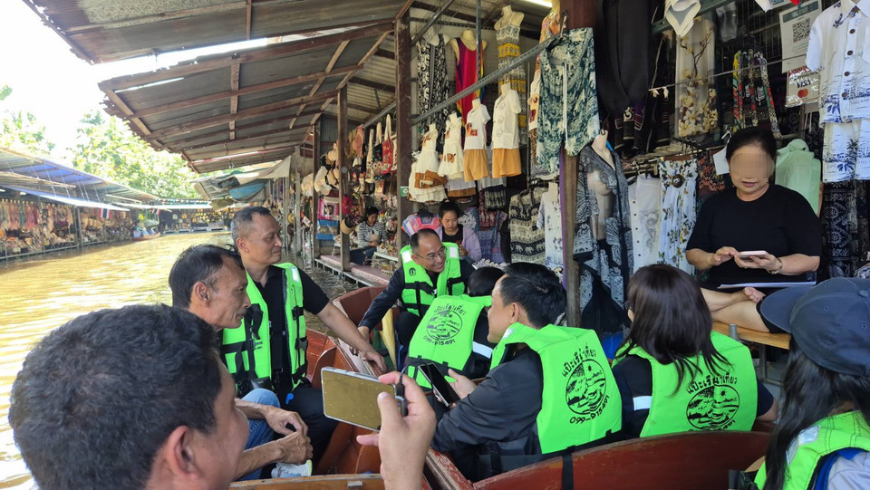 พาณิชย์-ท่องเที่ยว-ปรับ-2,000-บาทร้านกางเกงช้างแพง-ไม่ติดป้าย-ตลาดน้ำดำเนินสะดวก-หลังไวรัลคัลแลนพี่จอง