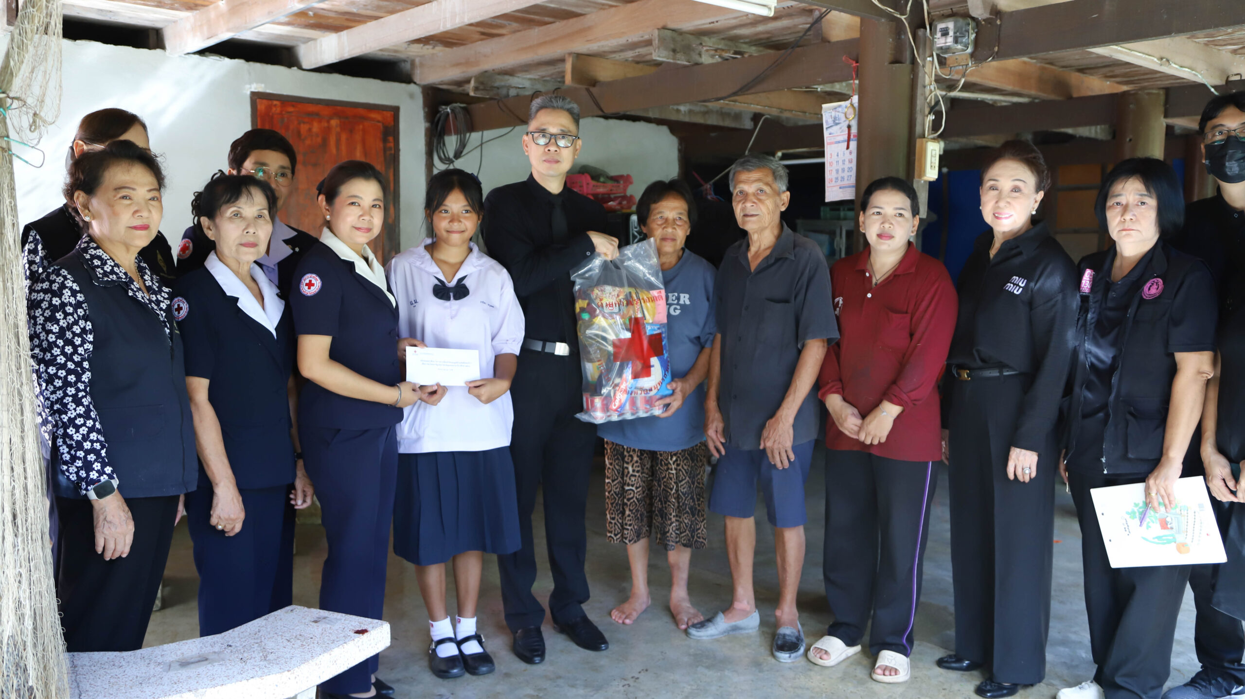 รองผู้ว่าฯ-สมุทรสงครามและคณะกรรมการทุนการศึกษาของมูลนิธิร่วมจิตต์-น้อมเกล้าฯ-เพื่อเยาวชน-ในพระบรมราชินูปถัมภ์-จังหวัดสมุทรสงคราม-ลงพื้นที่ตรวจเยี่ยมนักเรียนทุนมูลนิธิ