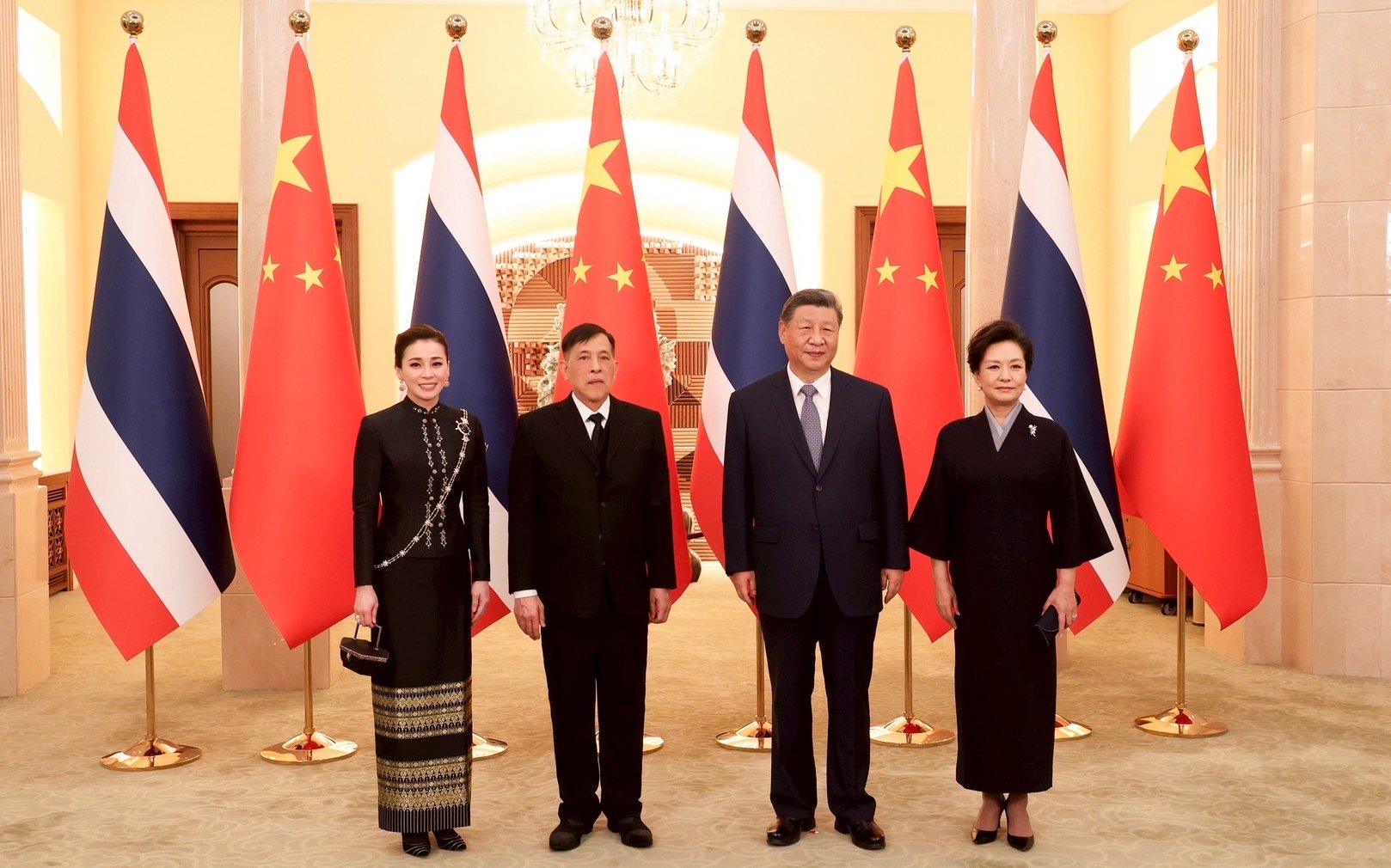 ในหลวง-พระราชินี-เสด็จฯ-งานเลี้ยงค่ำรัฐบาลจีน-เฉลิมฉลอง-50-ปี-ไทย-จีน