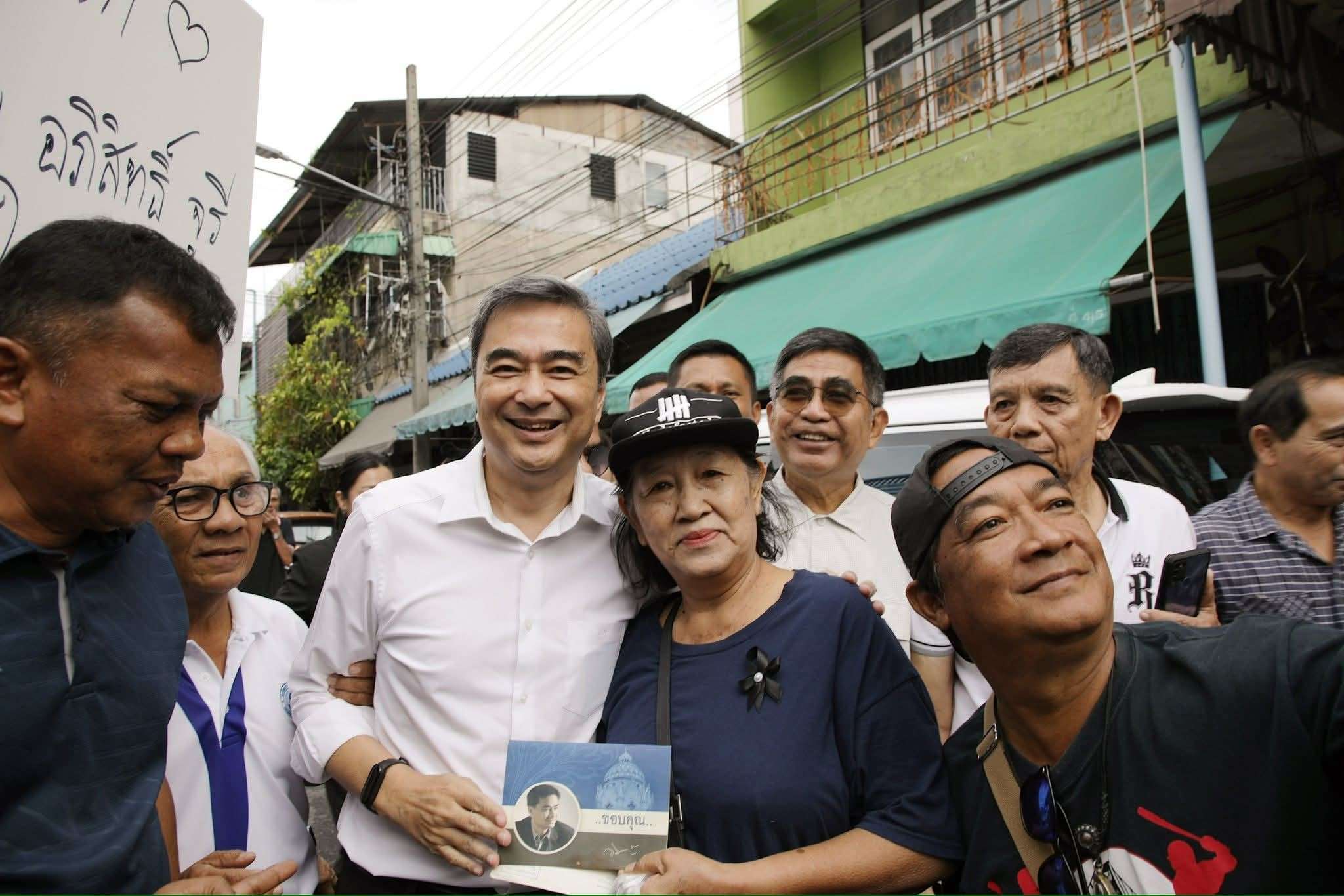 ชาวหาดใหญ่-ต้อนรับแน่น-“จูรี”-ควง-“อภิสิทธิ์”-บุกตลาดนัด-สุดคึกคัก-ปชช.-แห่ต่อคิวถ่ายรูป-เรียก-“นายกฯ-หาดใหญ่”