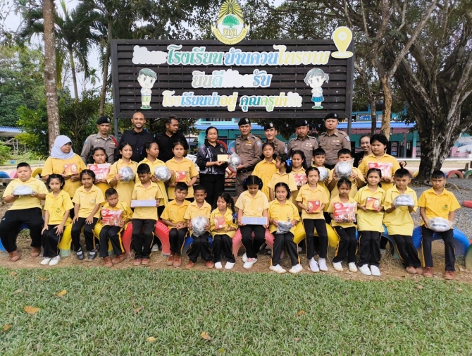 ทท.3-ร่วมคิงพาเวอร์มอบอุปกรณ์กีฬา-สานฝันเด็กสองโรงเรียนระนอง